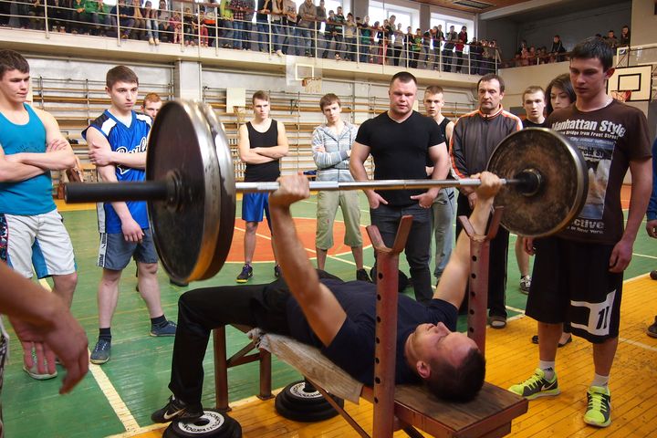 Spēkavīru sacensībās «Dzelzs vīrs» Kandavā /FOTO/