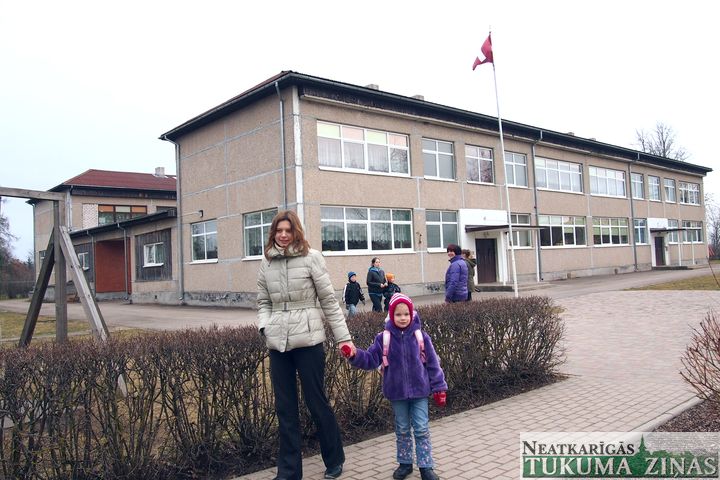 Kandavā siltinās bērnudārzu un kultūras namu