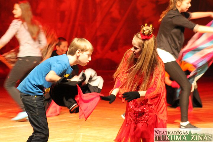 Skolēnu skatuves runas un literāro uzvedumu konkursā Slampē /FOTO/