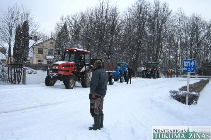 Laukos sākušās traktortehnikas apskates