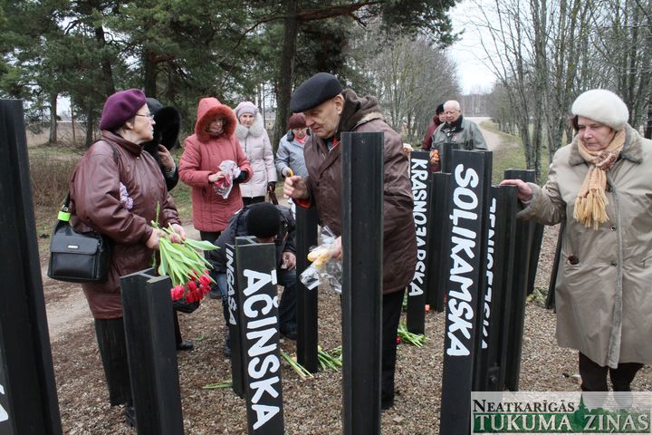 Represēto piemiņas brīdis pie dzelzceļa stacijas «Tukums II» /FOTO/
