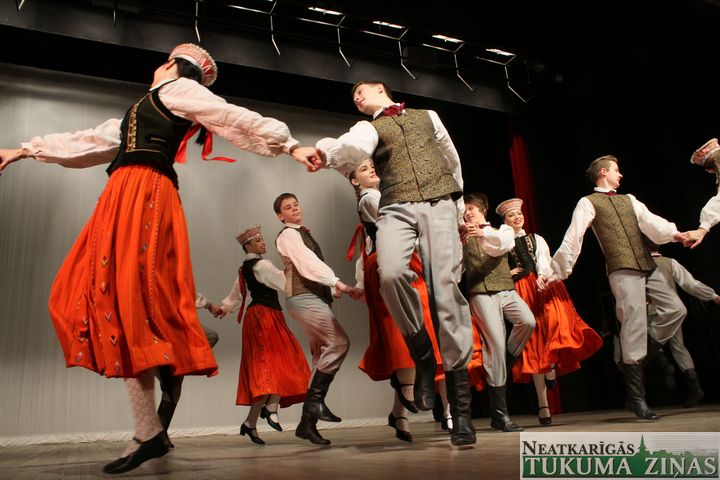 Deju kolektīvi sadanco «Dižkoncertā»