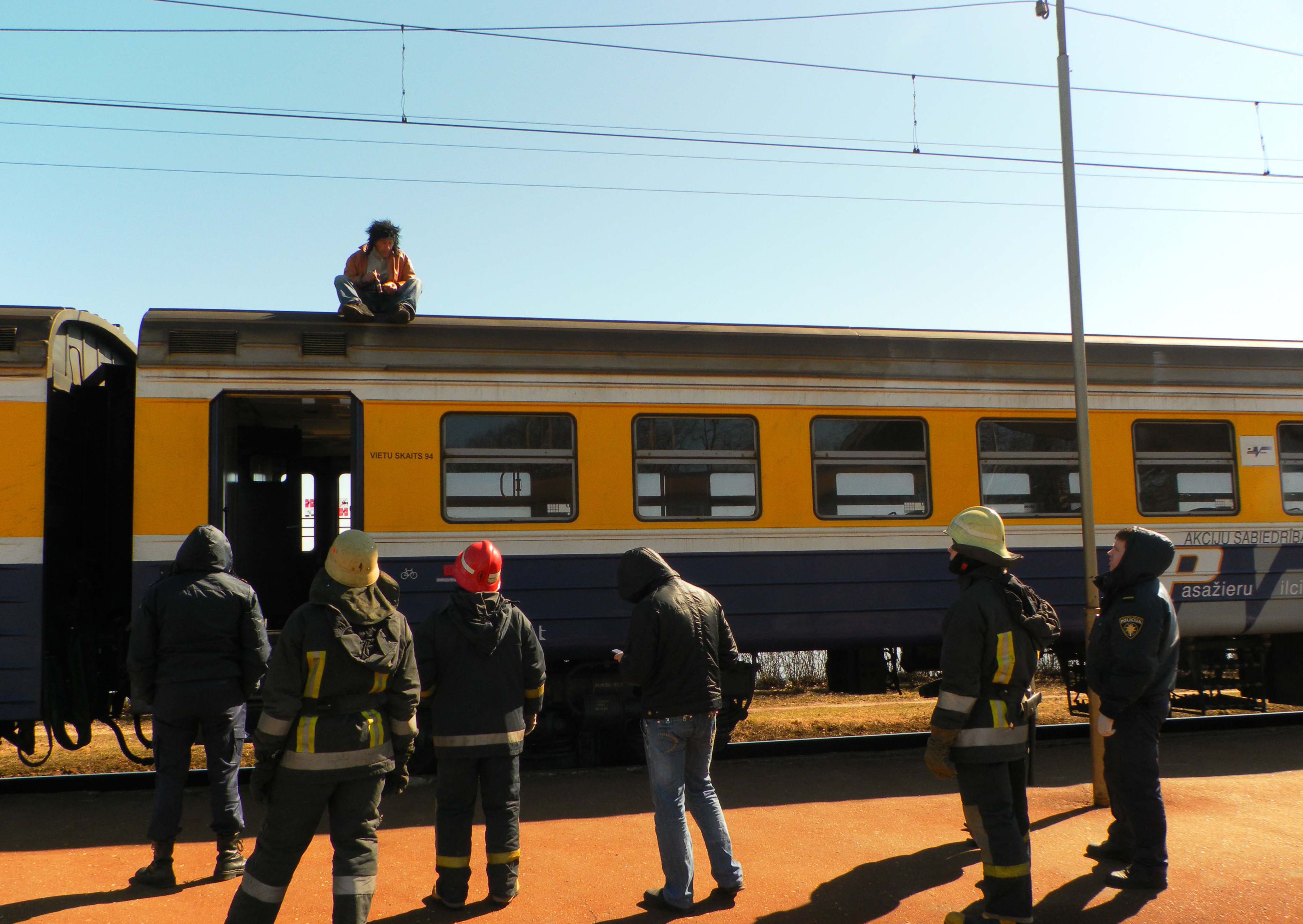 Vīrietis mirst, vizinoties uz elektrovilciena jumta