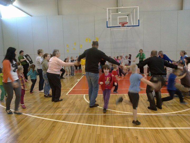 Sēmē vecvecāki sporto kopā ar mazbērniem