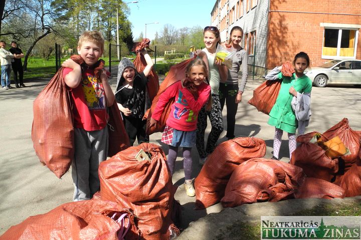Irlavas bērnunama audzēkņi un darbinieki jau talko