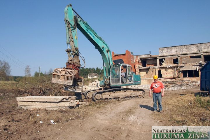 Nojauc tā arī neuzcelto Kandavas tehnikuma sporta kompleksu