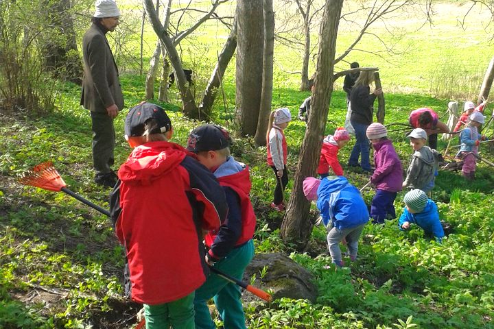 Pūres bērni palīdz avotam tecēt uz Abavu