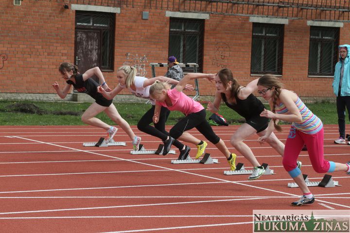 Lauktehnikas stadionā sacenšas jaunie vieglatlēti /FOTO/