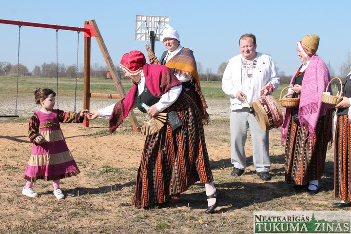 Lieldienu Zaķis satiek Vienības ļaudis
