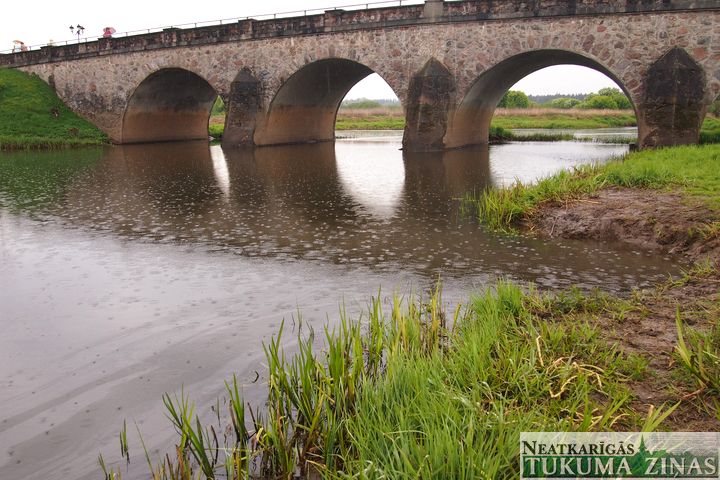 No avarējušās cisternas Abavā noplūdusi dīzeļdegviela; brīdina dienestus un pašvaldības /FOTO/