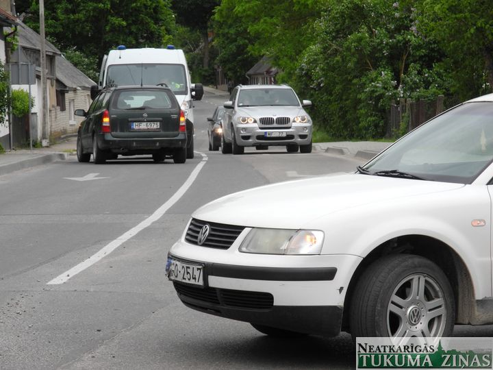Tukumā, Talsu ielā, divas avārijas – šoferi neredz ceļa zīmes un uzbrauc bērnam
