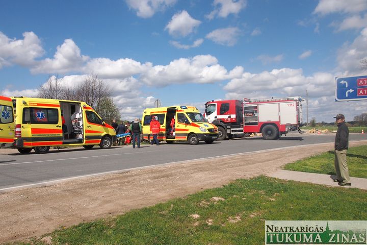 Kandavas pagriezienā – smaga avārija; šoferis gājis bojā /FOTO/