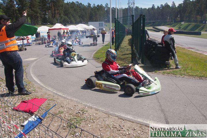 Lai arī Kandavas kartingu trase ir slēgta, tajā notiek sacensības