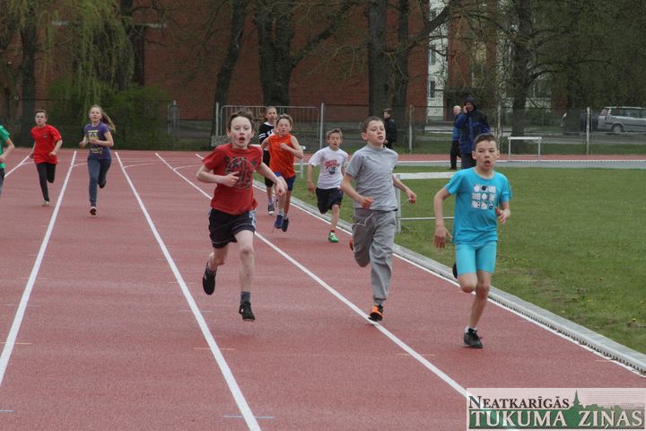 Lauktehnikā aizvadītas Olimpiskās dienas skolēniem /FOTO/