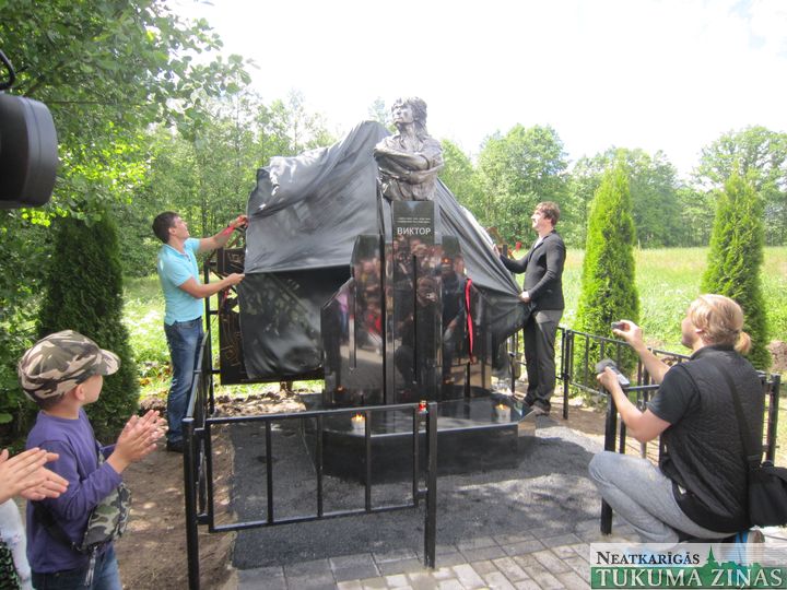 Atklāj atjaunoto pieminekli Viktoram Cojam