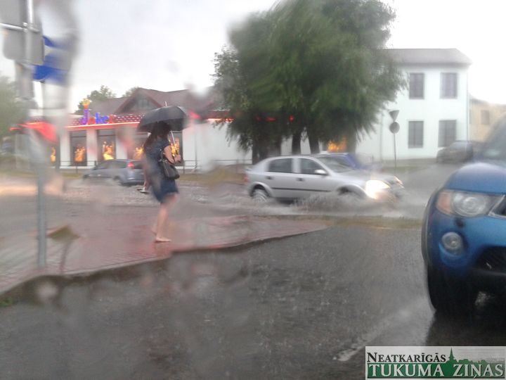 Tukumā lietus pārpludina ielas /FOTO/