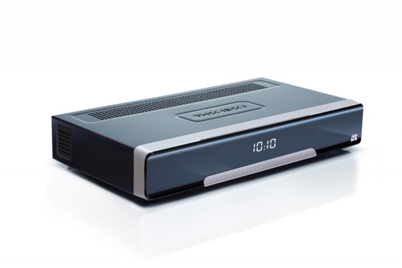 Nozagto dekoderi atrod aiz galda