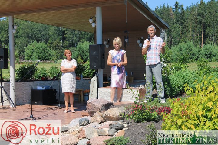 Sēmē atklāj rožu dobi Ziedonim