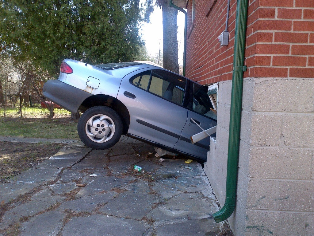 VOLVO S-40 iebrauc mājā un aizbrauc