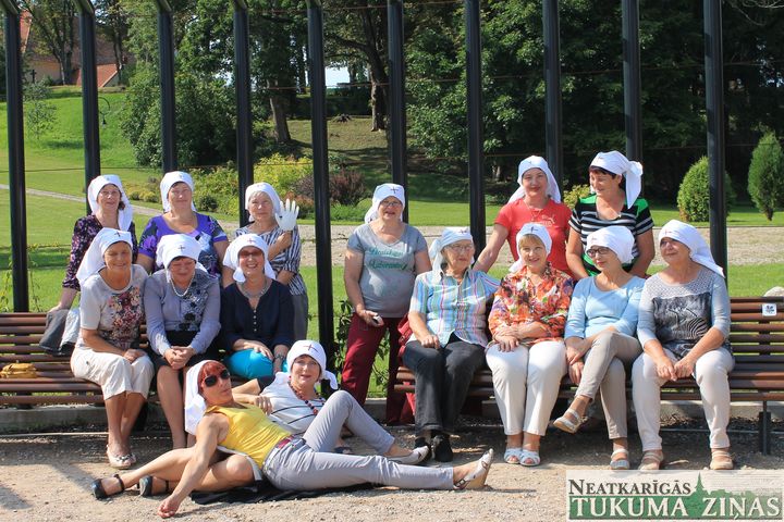 Saruna ar 15 mediķēm