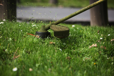 Tukumā, ar trimeri pļaujot zāli, bojāta automašīna