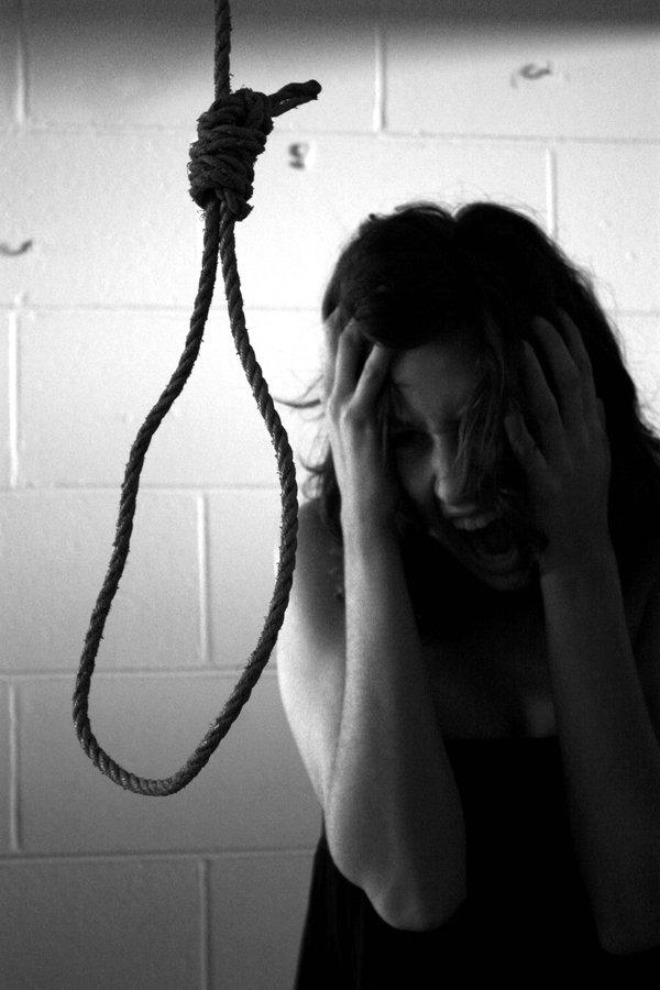 Divi vīrieši vienā vakarā mēģinājuši izdarīt pašnāvību