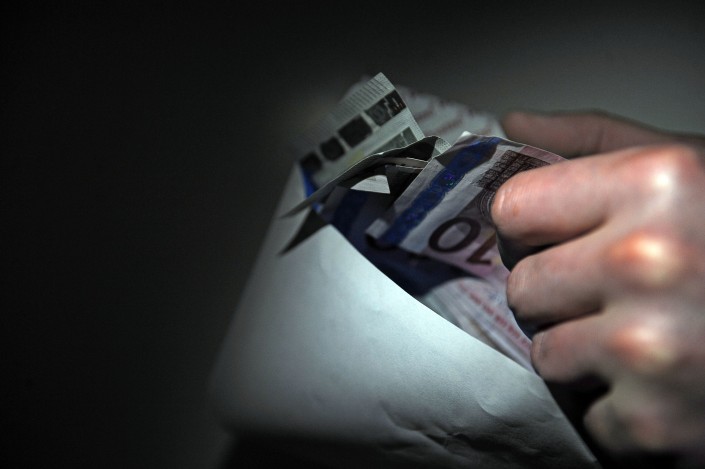 Pūrē autobraucējs ar kontrobandas cigarešu kravu policistam piedāvā 800 eiro