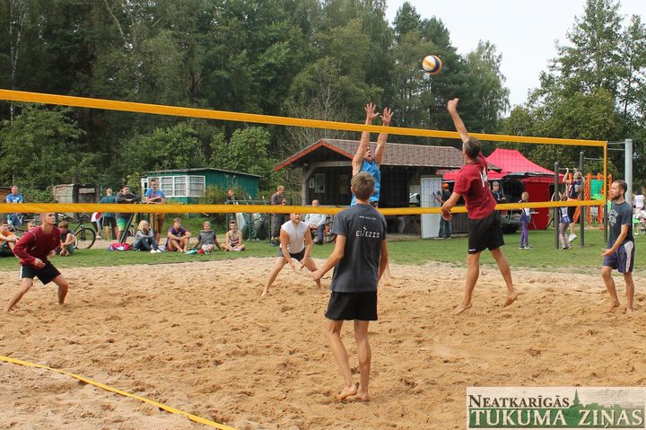 Atvasara lutina sporta svētku svinētājus Ķesterciemā /FOTO/
