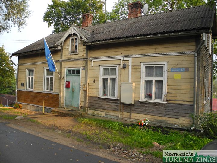 Atklāj piemiņas plāksni pie nama Rīgas ielā 27