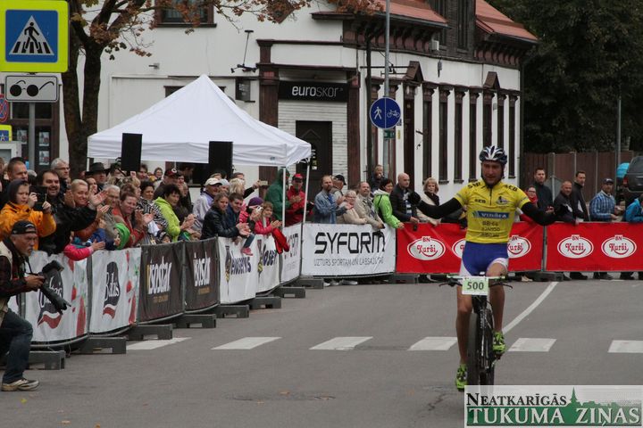 Ar Jāņa Ozola uzvaru aizvadīts SEB kalnu divriteņu maratons Tukumā /FOTO/