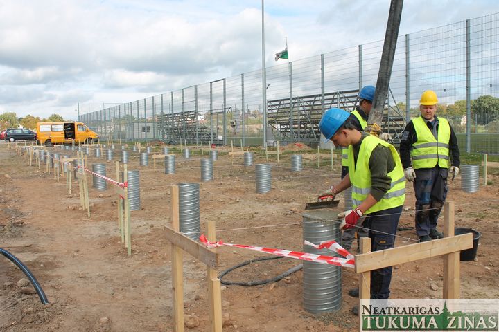 Pie mākslīgā seguma futbola laukuma topošās ēkas pamatos iemūrē kapsulu