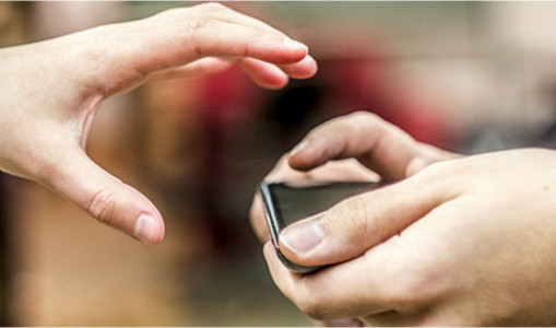 Tukumā no veikala vitrīnas nozog dārgu mobilo tālruni