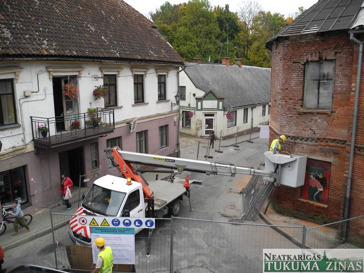 Kandavā nojauc ēku Sabiles ielā, ierobežo satiksmi