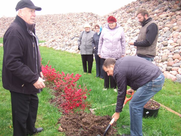 Likteņdārzā iestādīts Tukuma novada ozoliņš