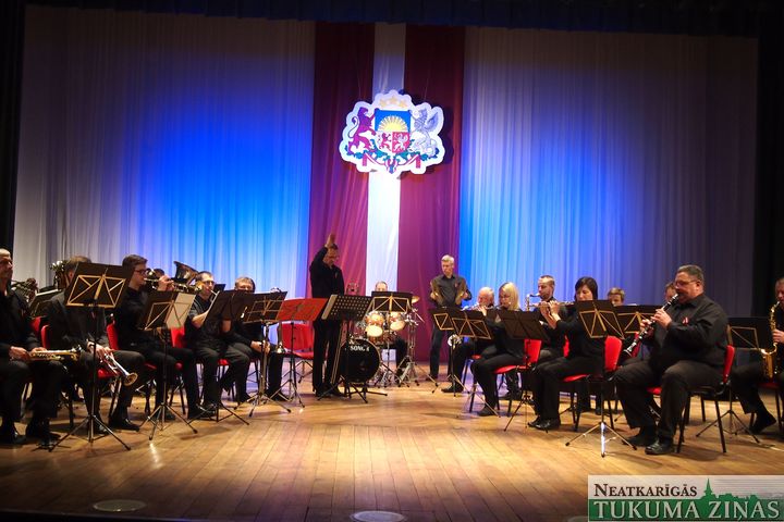 Valsts svētku svinības Slampē