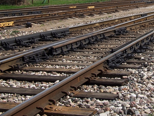 Tukumā vilciens traumē uz sliedēm aizmigušu vīrieti