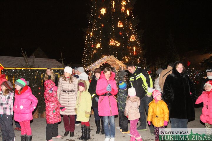 Brīvības laukumā iedegta lielā Ziemassvētku  egle