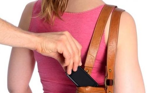 Tukumā no virsjakas izzog maku, veikalā – cimdus, no somas – mobilo tālruni