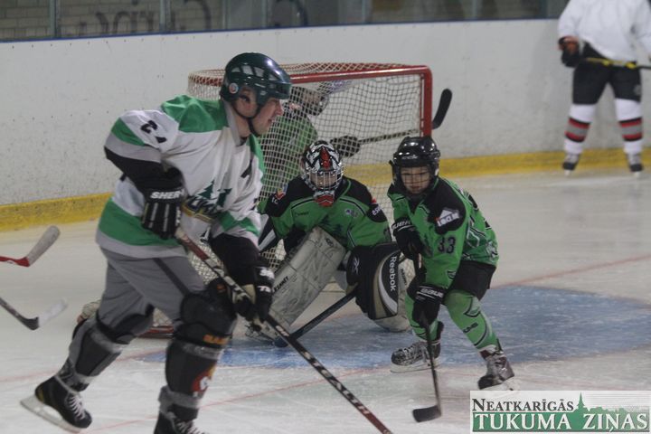 Ledus hallē Ziemassvētkus nosvinējis hokeja klubs «Tukums» /FOTO/