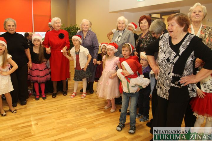 Bērnudārzs «Karlsons» sirmgalvjiem sagādā Ziemsvētku gaidīšanas prieku /FOTO/