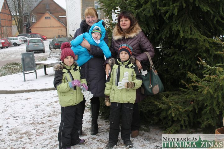 Tradicionāli izpušķota arī Katrīnas laukuma egle Tukumā /FOTO/
