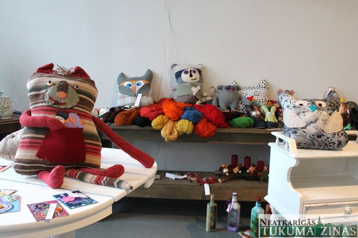 Biedrībā «Ligzda» Tukumā skatāma radošo darbu izstāde «Pārvērtību kaleidoskops»