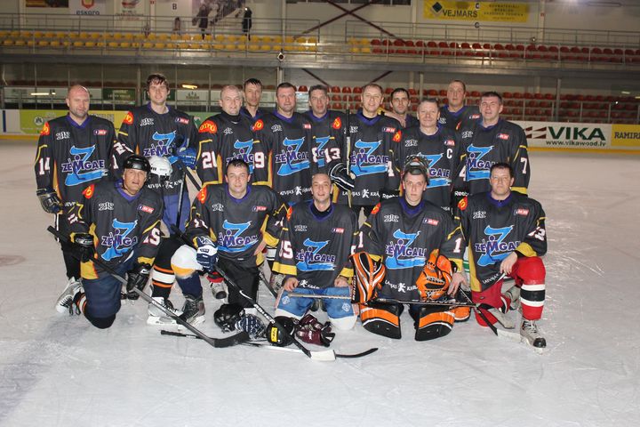 Policisti sadraudzības hokeja spēlē piekāpjas «Veļķiem»