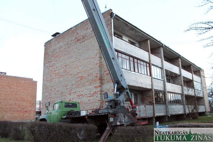 Valguma ielā 4 vējš norāvis jumta segumu