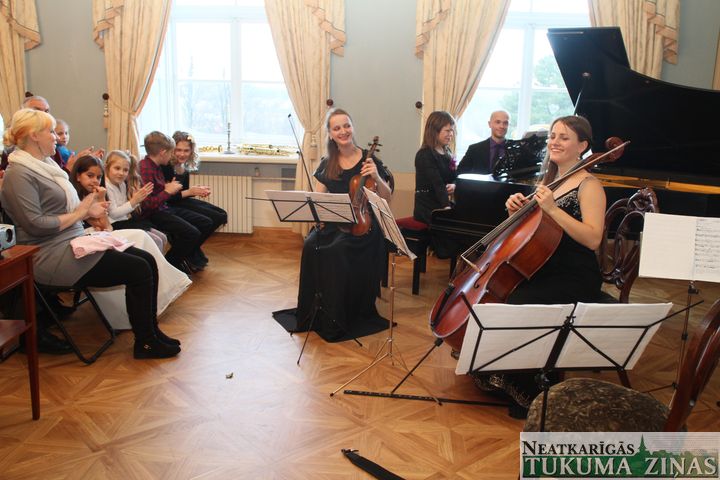 Durbes pilī notikusi Zelta svētdiena ar Tukuma muzeja Naglas pasniegšanu