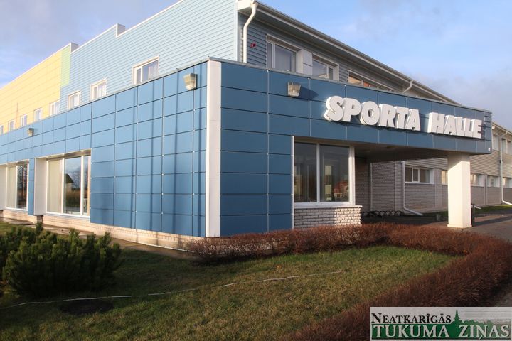 Jaunie basketbolisti sacenšas Kandavā