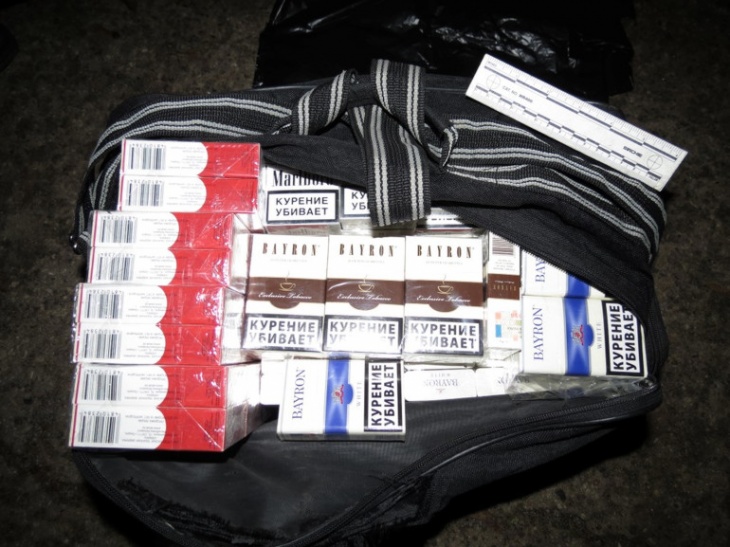 Tukumā aiztur kontrabandas cigarešu tirgoni un nelikumīgu koku zāģētāju