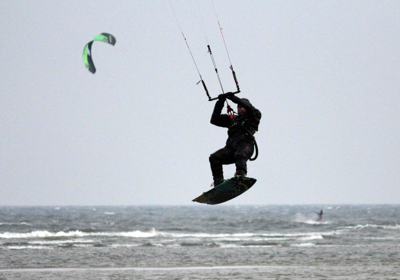 Meklēt pazudušo kaitbordistu Renāru Mileiku palīdz arī igauņi