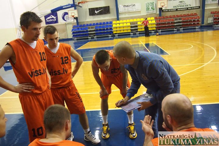 Kandavnieki basketbolā apspēlē komandu no Kazahstānas