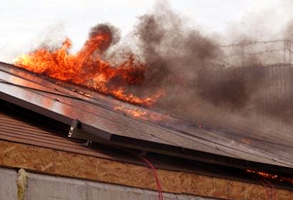 Tukumā dedzis tirgus paviljona jumts